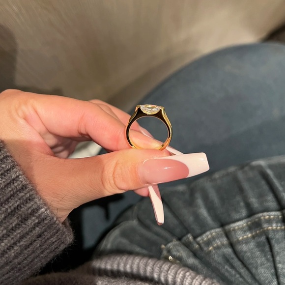 Elegant Marquise-Cut Gold Ring - Picture 4 of 5